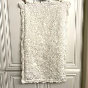 EUC WHITE QUILTED KING SIZE PILLOW SHAMS WITH A SCALLOPED BORDER